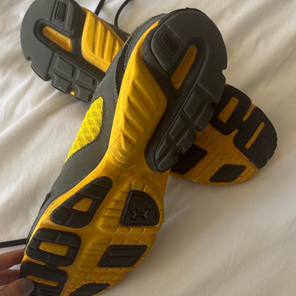 Under Armour Mens Black and Yellow Sneakers - Picture 3 of 4